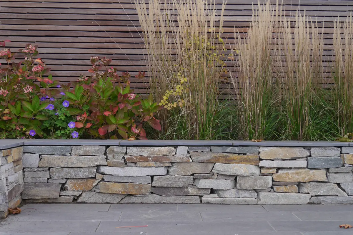garten-unterberg-portfolio-stadtgarten-uebersicht Naturnahe Staudenpflanzung im New German Style mit Gräsern und blühenden Stauden, geplant von Melanie Unterberg in Düsseldorf